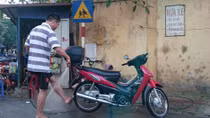 Cửa hàng rửa xe máy trên phố cổ của những người sau cai nghiện