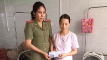Báo CAND tặng quà 2 cán bộ Công an huyện Thạch Thành