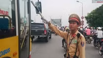 CSGT ngăn chặn một phụ nữ định nhảy cầu Chương Dương tự tử