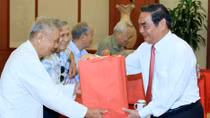 Thường trực Ban Bí thư Lê Hồng Anh tiếp đoàn cán bộ lão thành cách mạng quận Gò Vấp, TP Hồ Chí Minh