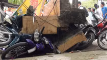 Sập hiên nhà đè bẹp hàng loạt xe máy