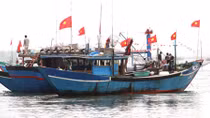 Tàu, thuyền ngư dân đồng loạt vươn khơi