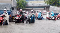 Mưa lớn gây ngập nặng, nước xoáy sập nhà, nứt cầu ở Biên Hòa