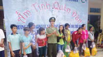 Tặng quà, khám bệnh, cấp phát thuốc miễn phí cho người dân 
