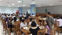 Công - viên chức Đà Nẵng sử dụng hải sản trong bữa cơm trưa