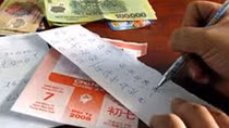 Trưởng phòng kế toán “lệnh” cấp dưới rút tiền của người gửi tiết kiệm để chơi lô, đề