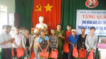 Công an Đắk Nông tặng quà bà con vùng sâu, vùng xa