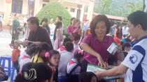 Trao tặng sữa cho gần 800 trẻ em nghèo tại Ninh Bình