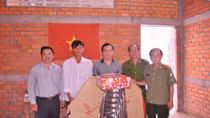 Tặng nhà Đại đoàn kết cho gia đình nghèo ở thị xã Cai Lậy (Tiền Giang)