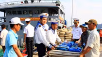 Hải quân cung cấp miễn phí nước sạch cho người dân đảo Bình Ba