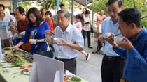Lãnh đạo tỉnh Thừa Thiên- Huế ăn hải sản kêu gọi người dân tiêu thụ tôm, cá biển