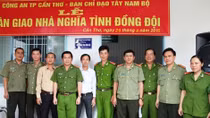 Công an TP Cần Thơ trao 2 căn nhà nghĩa tình đồng đội