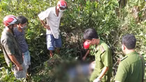 Người đàn ông nằm chết bí ẩn trong bụi rậm ven quốc lộ 30