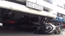 Đường ùn tắc nghiêm trọng sau vụ xe container cuốn cô gái vào gầm