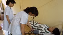 Những chiến sĩ áo trắng sau cánh cửa trại giam