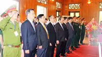 Dâng hoa báo công với Bác tại Khu di tích Kim Liên