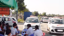 Tài xế taxi đình công vì bị công ty "ép" chia tỷ lệ kinh doanh quá bèo