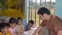 Người gieo con chữ trên đôi chân tật nguyền