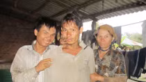 Xót xa người mẹ nuôi 5 con bị bệnh tâm thần