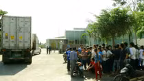 Làm việc quá giờ, trên 100 công nhân đình công