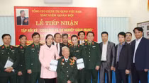 Đại tướng Lê Đức Anh trao tặng 1.200 cuốn hồi ký cho Thư viện Quân đội