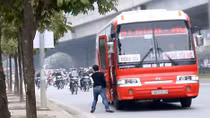 Nguy cơ tai nạn từ việc đón trả khách tùy tiện trên quốc lộ 1