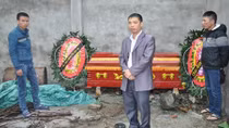 Triệu tập nam thanh niên mang quan tài đi đòi nợ