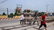 Thuê người gác tàu để giảm tai nạn giao thông đường sắt