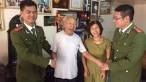 Công an đưa cụ ông 75 tuổi đi lạc về nhà