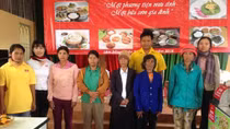 Tặng quà cho đồng bào nghèo Tây Nguyên