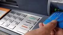 Phát hiện người nước ngoài sử dụng thẻ ATM giả rút tiền