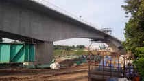 Niềm vui bên cây cầu hữu nghị