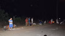 Ô tô gây tai nạn với 2 mẹ con rồi ủi tung 2 ngôi mộ ven đường