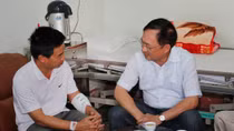 Thứ trưởng Nguyễn Văn Thành thăm Đại tá Công an bị thương trong vụ đối tượng nổ mìn tự sát