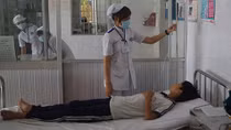 Tạm đình chỉ bếp ăn khiến 15 học sinh nhập viện