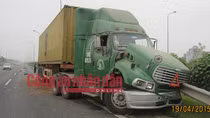 Xe container ‘ngoạm’ dải phân cách cứng trên Đại lộ Thăng Long
