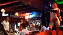 Cà phê… múa cột 