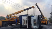 Tài xế ngủ gật, xe đầu kéo lật chắn ngang quốc lộ