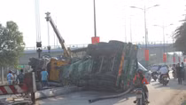 Tông hàng loạt dải phân cách, xe đầu kéo lật gần cầu vượt