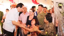 Bộ trưởng Trần Đại Quang thăm viếng và sẻ chia nỗi đau với gia đình các nạn nhân ở Bình Phước