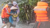 Xúc động hình ảnh những chiến sĩ Công an dầm mình trong mưa lũ giúp dân