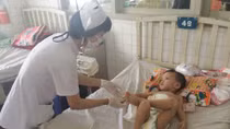 Bé trai 3 tuổi bị người tình của mẹ đạp vỡ đại tràng?