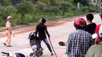 Dùng gạch tấn công người thi hành công vụ