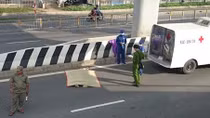 Leo lên cầu bộ hành nhảy xuống dòng phương tiện tự vẫn