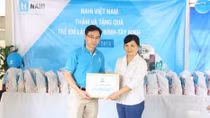 Thăm tặng quà bệnh nhân nhi có hoàn cảnh khó khăn