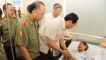 Bộ trưởng Trần Đại Quang thăm và tặng quà gia đình liệt sỹ, người có công 