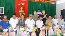 Những phần quà ấm áp nghĩa tình vùng căn cứ cách mạng 