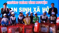 Tặng chăn bông và áo ấm cho dân nghèo vùng Đông Trường Sơn