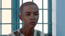 Bị giật dây chuyền vàng, 2 mẹ con suýt tai nạn