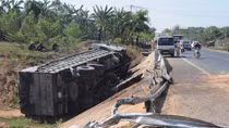 Lật xe trên đường Hồ Chí Minh